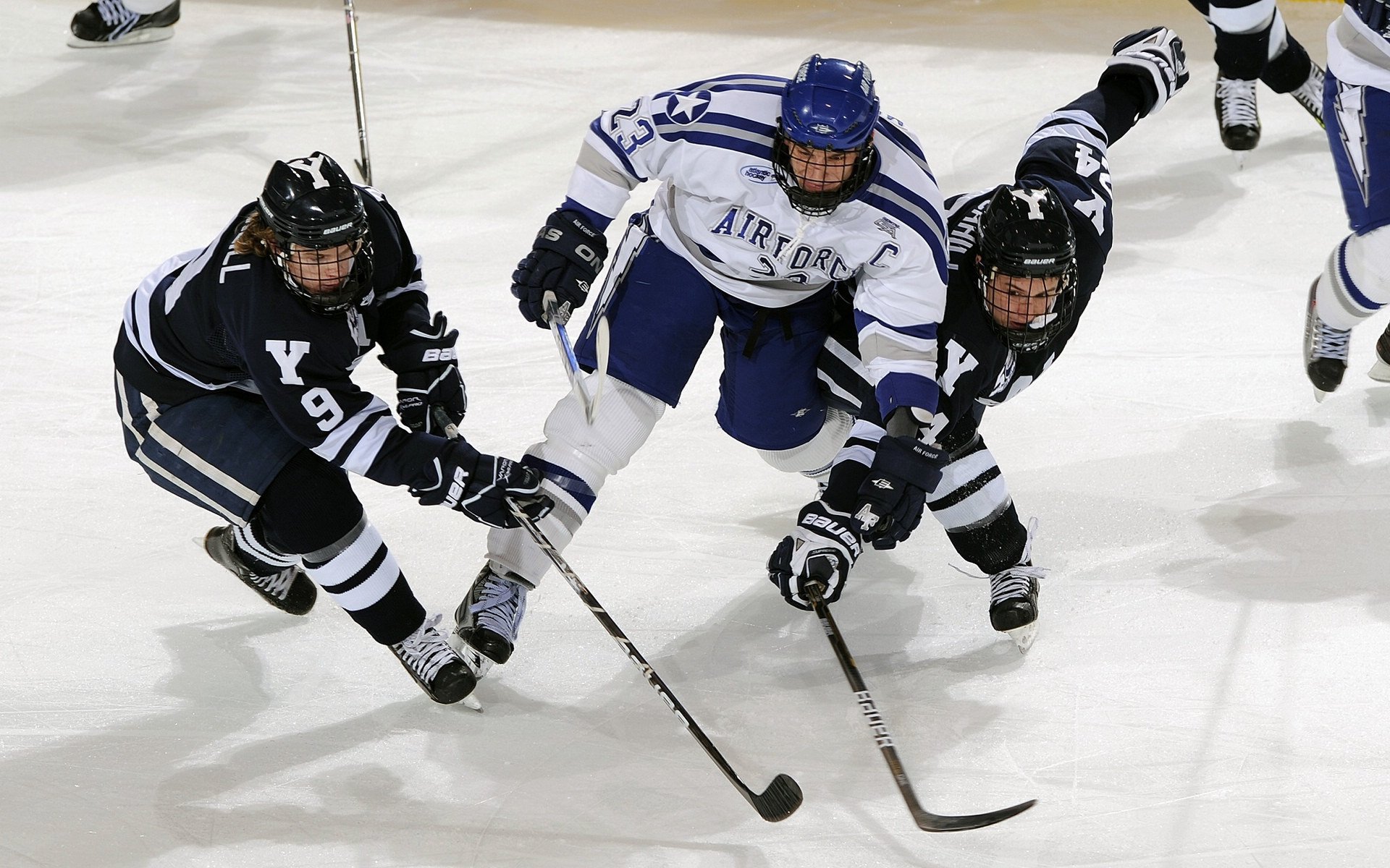 新款滑雪服设计亮点,适应极寒环境保证运动员温暖与灵活,滑雪服装