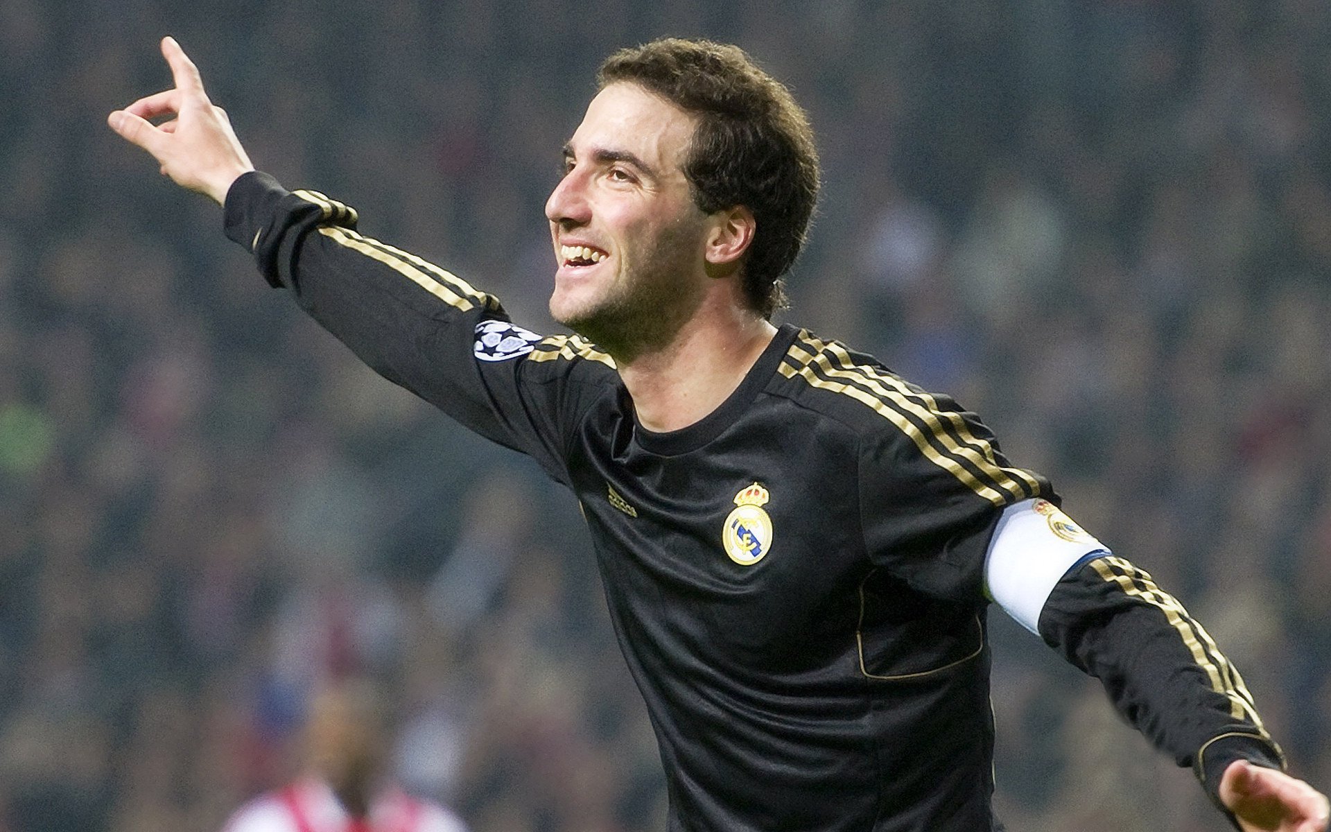 曼城中卫进球破僵局,稳守稳攻展冠军气质,曼城中场球员