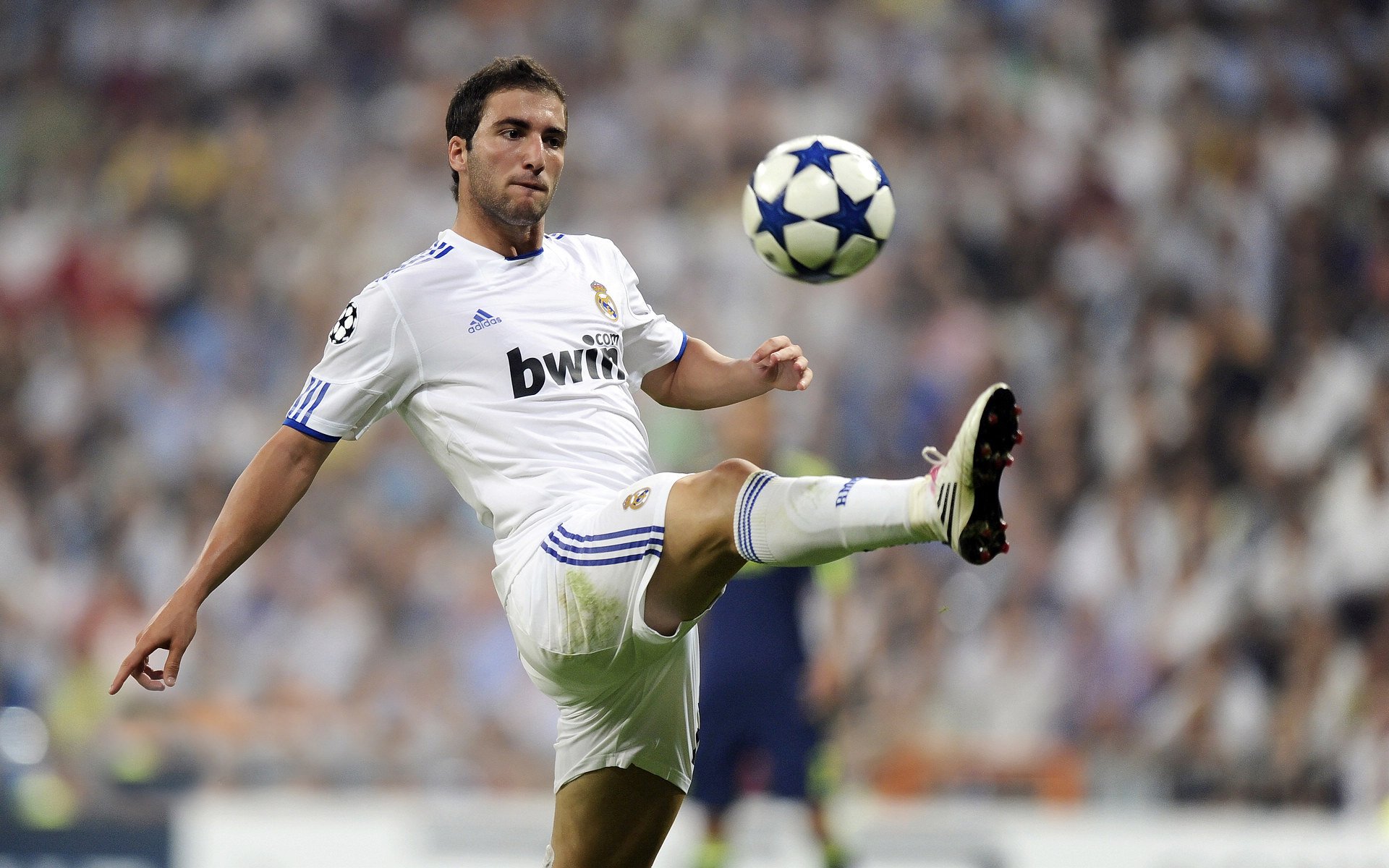 俱乐部开展“爱心助学”项目支持贫困学员训练